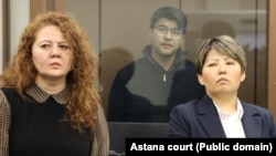 Айыпталушы Қуандық Бишімбаев (ортада) және адвокаты Назкен Құсайынова (оң жақта) сотта тұр. 2024 жылдың наурыз айы. 