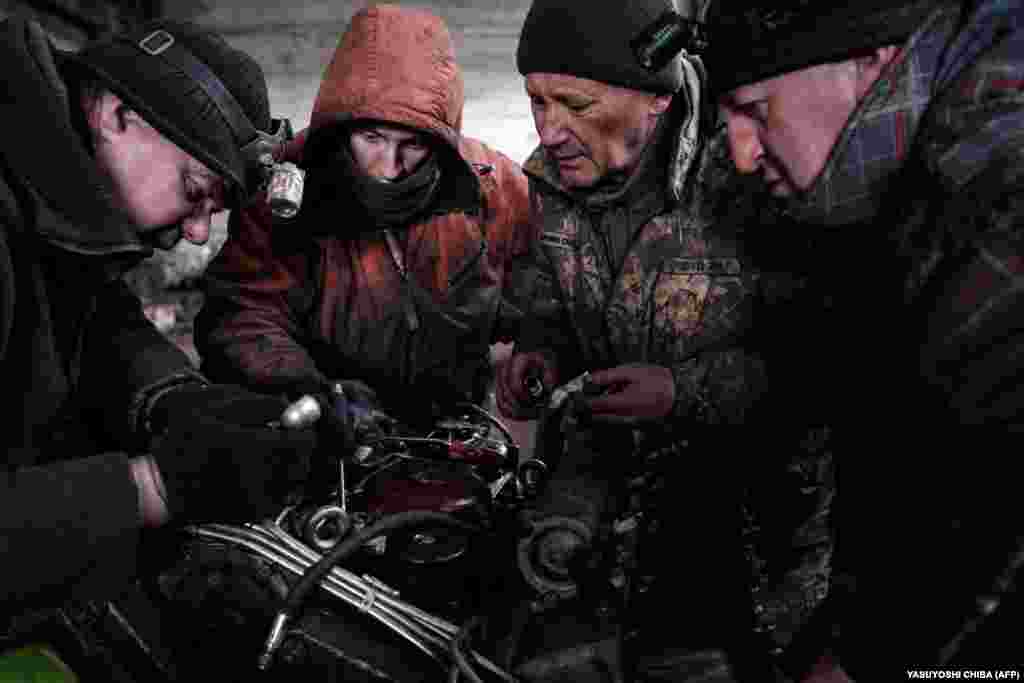 Один з механіків, Дмитро (його немає на цьому фото), раніше ремонтував велосипеди. Він каже, що між мотоциклами та танками є схожість. &laquo;Обидва способи роботи загалом однакові,... але, звичайно, є відмінності&raquo; &nbsp;