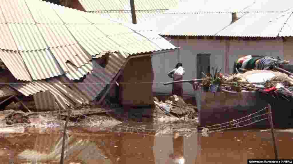 Проливные дожди в Таджикистане нередко приводят к оползням, наводнениям и камнепадам. Наводнения часто усугубляются плохой инфраструктурой, которая не готова к борьбе с экстремальными погодными явлениями