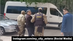 Арнайы жасақ құқық қорғаушы Айдар Сыздықовты әкетіп бара жатыр. Астана, 16 мамыр, 2024 жыл. Видеодан скриншот.