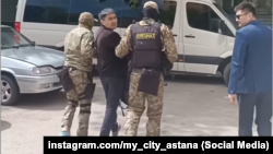 Арнайы жасақ белсенді Айдар Сыздықовты әкетіп бара жатыр. Астана, 16 мамыр, 2024 жыл. Видеодан скриншот.