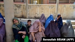 زنان بی بضاعت در ولایت قندهار در انتظار کمک اند - عکس از آرشیف