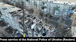 Зруйнований російським дроном будинок у Мирнограді на Донеччині, березень 2024 року 