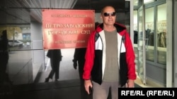 Николай Домин у здания суда 