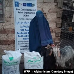 یکی از زنانی که کمک های غذایی را دریافت کرده است