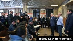 Касым-Жомарт Токаев каза болгон кенчилердин жакындары менен жолугушууда. 28-октябрь, 2023-жыл.