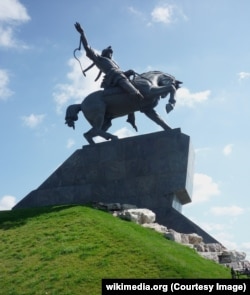 Башкирський національний герой Салават Юлаєв – близький соратник Омеляна Пугачова. Пам’ятник в Уфі