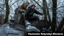 Українські військовослужбовці 4-ї окремої танкової бригади імені Івана Виговського на самохідній гаубиці 2С1 «Гвоздика» біля Куп’янська, 24 грудня 2023 року