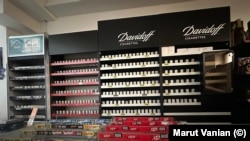 Ստեփանակերտի խանութներից մեկում ծխախոտի դատարկ դարակներ, 18-ը հուլիսի։