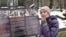Инесса Булат у мемориала на Смоленском кладбище