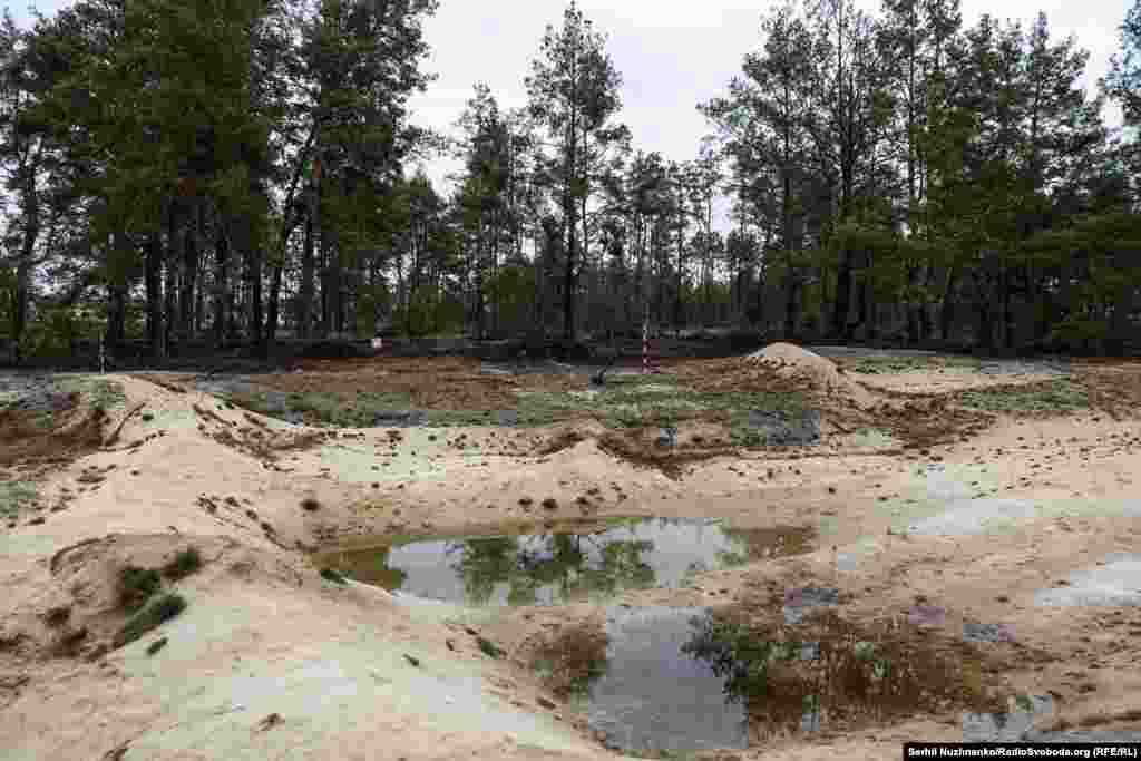 На первом изображении: воронка от авиабомбы на окраине Тетеревского. На втором изображении: та же воронка. Несколько участков вокруг Тетеревского ещё не разминированы от снарядов &nbsp;