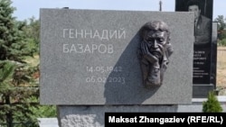 Геннадий Базаровго  орнотулган эстелик.