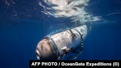 OceanGate Expeditions компаниясы тараткан сүрөттө "Титан" аппараты сууга түшүрүлүүдө. Сүрөт качан жана кайда тартылганы белгисиз.
