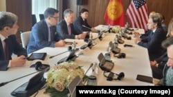 Глава МИД Кыргызстана Жээнбек Кулубаев и государственный секретарь США Энтони Блинкен в Астане. 28 февраля 2023 года. 