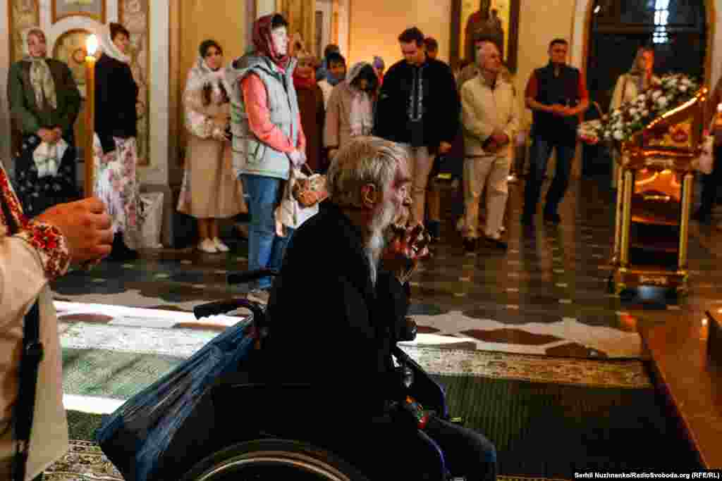 Чоловік на візку молиться під час&nbsp;Великоднього богослужіння в Успенському соборі Києво-Печерської лаври. Київ, 5 травня 2024 року