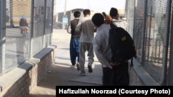 مهاجران افغان در ایران ادعا می‌کنند که اخیراً در شماری از محلات با بدرفتاری از سوی ساکنان محل روبرو هستند.