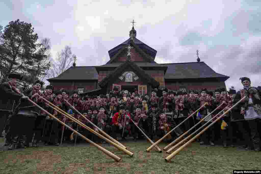 Жители позируют для группового фото &nbsp;