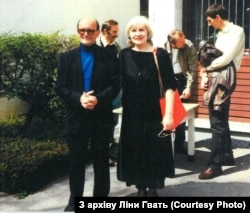 Співробітники Радіо Свобода Ліна Гвать і Андій Ребет біля радійного офісу в Мюнхені. Андрій Ребет – син ідеолога та теоретика українського націоналізму Лева Ребета, якого вбив агент КДБ Богдан Сташинський (згодом він вбив і Степана Бандеру