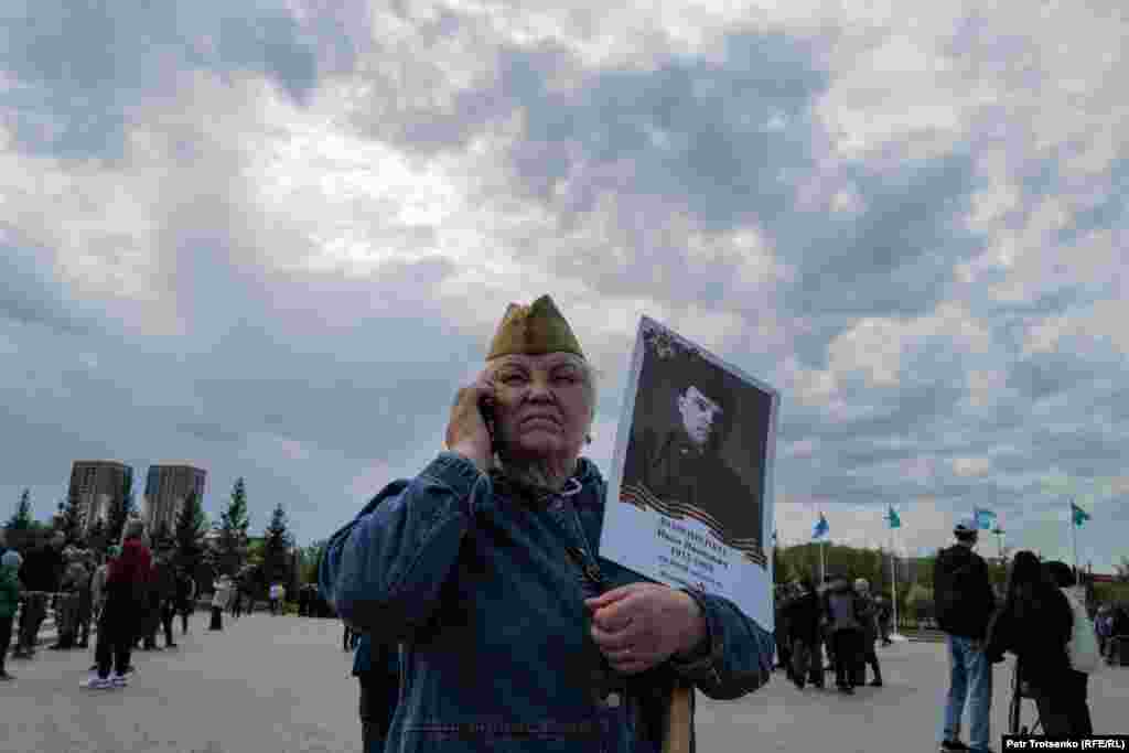  Женщина с портретом родственника &mdash; участника Второй Мировой войны 