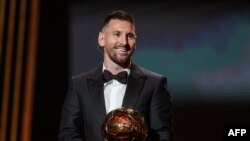 Лионель Месси “Алтын топ” сыйлыгын тапшыруу аземинде.