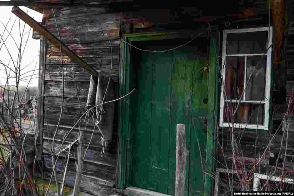 На первом изображении: украинский военный пытается убедить 82-летнего жителя Тетеревского покинуть свой дом, когда российская артиллерия начала обстреливать село. На втором изображении: пустой дом Валентина. Пожилой мужчина умер в кругу близких после эвакуации из Тетеревского. Сейчас его дом ремонтируют