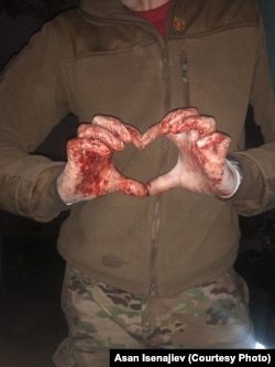 Асан Ісенаджиєв (його руки). «Азовсталь», блокада, весна 2022 року