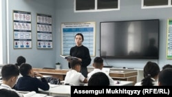 Урок в школе-гимназии № 83 имени Ыбрая Алтынсарына. Астана, 7 сентября 2023 г.