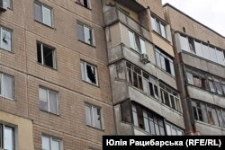 Вікна в багатоповерхіці поблизу
