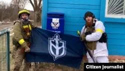 Социалдык тармактарда тараган видеодо камуфляж кийген адамдар "Орусиянын ыктыярчылар корпусунун" мүчөлөрү экенин айтышкан.