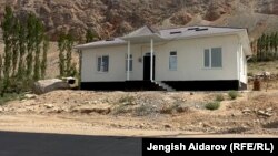 2022-жылы сентябрда чек ара жаңжалында талкаланган үйдүн ордуна кайра курулган үй. Капчыгай айылы.  