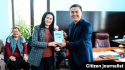 Асанбек Каракозуев "Ысык-Көл кабарлары" гезитинин редакторуна "Ош жаңырыгы" гезитинин 85 жылдык тарыхы жазылган китепти тапшырууда.