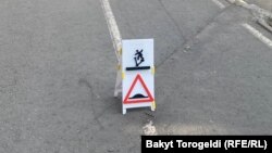 Бишкектеги көчөлөрдүн биринде электр чыгырыгын (электросамокат) айдагандар үчүн коюлган белги.