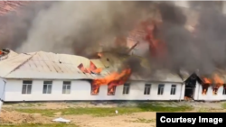 Кара-Кулжадагы өрт чалган мектеп. 2-август, 2023. Кайым-Талаа