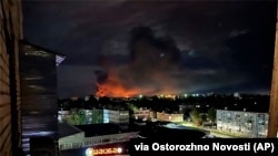Псковдогу аэпоротко жасалган дрондордун чабуулунан кийин тутанган өрт. Сүрөт Осторожно Новости телеграм-каналынан алынган. 29-август, 2023-жыл. 
