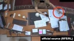 Дары-дармек жана медициналык техника департаментинин башчысы А.А.И. пара алып аткан учур деп УКМК тараткан сүрөт 