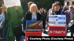 Лидия Прудовская на антивоенной акции в Грузии 