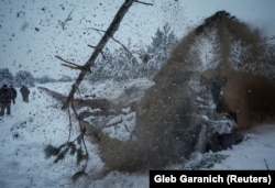 Українські військові риють протитанковий рів за допомогою інженерної машини МДК-3 біля кордону з Білоруссю в Чорнобильській зоні відчуження, 14 грудня 2023 року