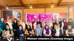 تعدادی از زنان معترض که در پاکستان گردهمایی را برگزار کرده بودند