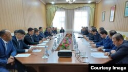 Кыргызстан менен Тажикстандын өкмөттүк делегациялары. Бустон шаары.  