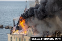 Горящее здание в Одессе повреждено в результате российского ракетного удара. 29 апреля 2024 года