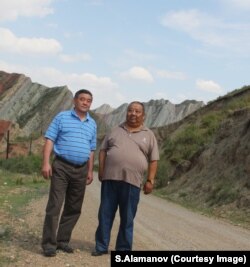 С..Аламанов менен К.Сакиев Манас дарыясынын башатында. 05.7.2012.