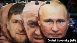 Питерера сувенирийн туьканара Оьрсийчоьнан президентан Путин Владимиран, ЧВК "Вагнеран" долахочун Пригожин Евгенийн,  Нохчийчоьнан куьйгалхочун Кадыров Рамзанан суьрташца туьтмIаьжгаш