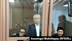 Сот залында тұрған Арыстанбек Мұхамедиұлы