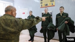 Армияга чакырылгандар формаларын кийип көрүп жатышат. Ростов облусу. Батайск шаары. 