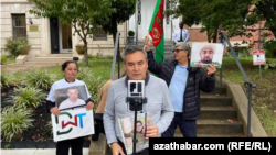 Пикет перед посольством Туркменистана в Вашингтоне. Мырат Гурбанов на переднем плане, сдева Нурджан Сузер, тётя политзаключенного Мансура Мингелова, справа Мухаммет Дуеджи. 26 сентября, 2023 г.