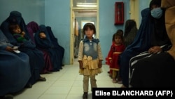 زنان و کودکان بیمار در دهلیزانتظار یکی از کلینیک های صحی در ولایت میدان وردک 