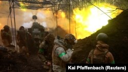 Ukrain goragçylary Russiýanyň Bahmut şäheriniň golaýyndaky pozisiýalaryna top atýarlar. 