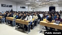 Иса Ахунбаев атындагы Кыргыз мамлекеттик медициналык академиясында окуп жаткан чет өлкөлүк студенттер. 