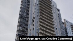 «Пошкоджено три багатоповерхівки, щонайменше 33 приватних автомобілі, кафе, магазини, офісні приміщення», – повідомили у прокуратурі