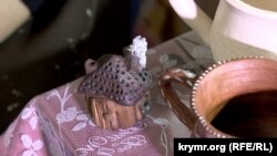 Глиняний будиночок з уламком від снаряду, зроблений Іриною Биковою